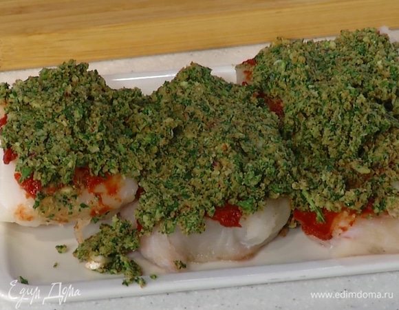 Филе трески смазать томатной пастой, сверху выложить панировку, полить 1 ч. ложкой оливкового масла, посолить и поперчить.