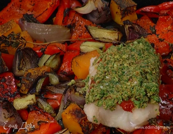 Когда овощи будут почти готовы, выложить на них треску и запекать еще минут 10, до готовности рыбы.