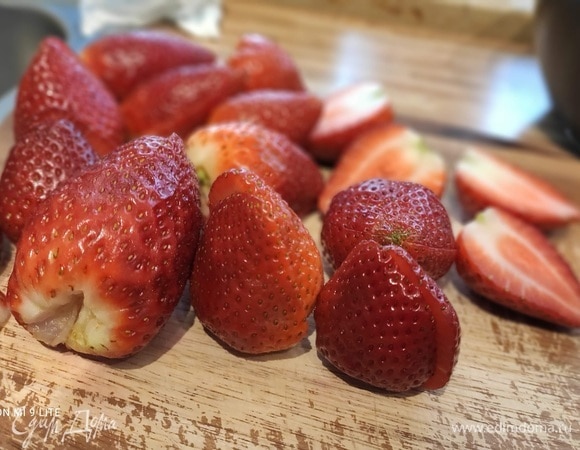 Очистить клубнику (не слишком крупную и по возможности одинакового размера) и разрезать вдоль пополам.