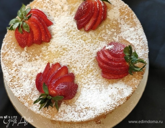 Перед употреблением снять кольцо и пленку. Свой торт я посыпала сахарной пудрой и свежей клубникой, нарезанной веером. Вы можете декорировать торт на свой вкус.