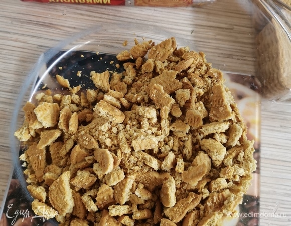 Печенье поломать на мелкие кусочки и сложить в глубокую миску.