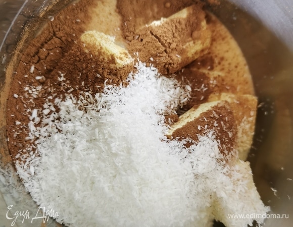 В сотейник влить молоко, добавить сливочное масло, сахар и какао. Нагреть до растворения сахара и масла, но не кипятить! По желанию добавить кокосовую стружку. Влить жидкую смесь в печенье и тщательно перемешать.