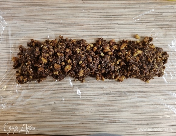 Растелить пищевую пленку на стол, выложить часть сладкой массы и завернуть плотно в колбаску. Я еще сверху заворачиваю в фольгу. Так она не деформируется и не пропускает посторонние запахи из холодильника.