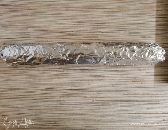 У меня получилось 2 колбаски из этого количества ингредиентов. Убираем в холодильник на 2–3 часа.