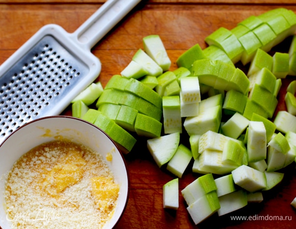 Цукини нарезать кубиками. Желтки смешать вилкой с тертым сыром, посолить и поперчить.