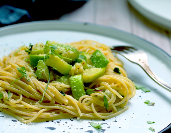 Спагетти отварить в подсоленной воде до состояния альденте. Добавить неполный половник воды, в которой варилась паста, в сырно-яичный соус и перемешать. К цукини добавить пасту и перемешать.