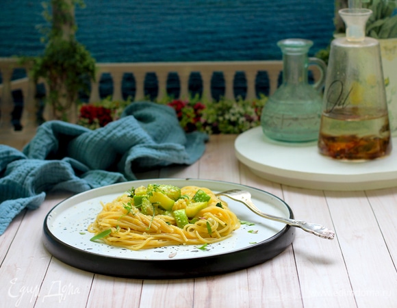 Выключить огонь и добавить сырно-яичный соус, еще раз перемешать, при необходимости добавить еще немного воды, в которой варилась паста. При подаче по желанию посыпать тертым сыром. Буон аппетито!