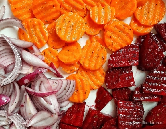 Нарезаем овощи кусочками толщиной примерно 3 мм. Смешиваем с растительным маслом и специями.