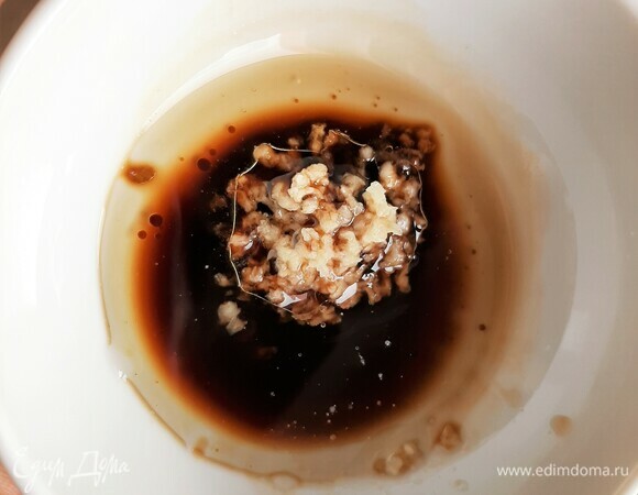 Для заправки смешиваем масло, уксус и чеснок (я выдавила через пресс).