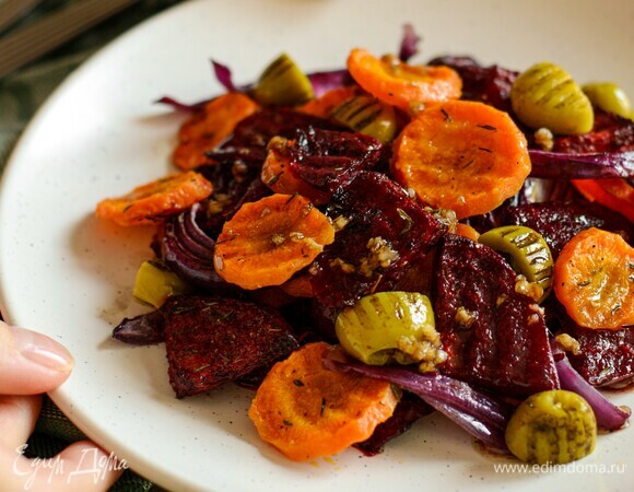 Запеченным овощам даем немного остыть, выкладываем на блюдо. Добавляем оливки. Поливаем заправкой. Подаем теплым. 🍴 Приятного аппетита! 🍴