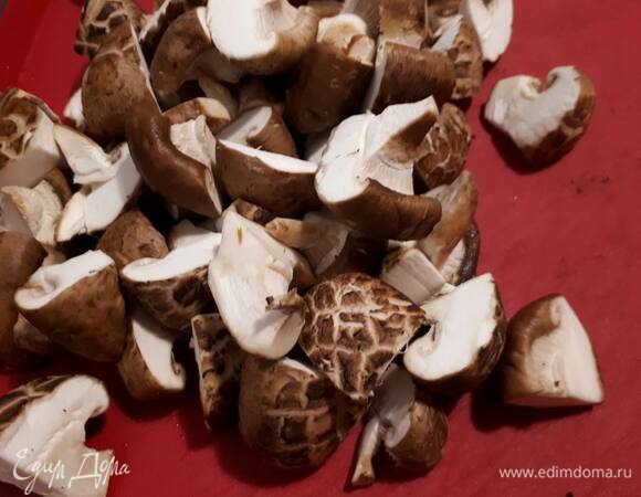Нарежьте шиитаке на четвертинки, смочите водой и обваляйте в рисовой муке.