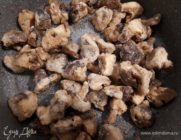 Обжарьте шиитаке, постоянно помешивая. Лучше обжаривать небольшими порциями. Добавьте масло, если нужно.
