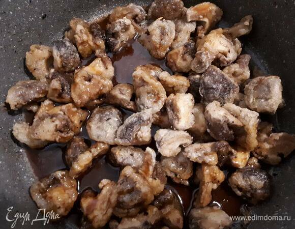 Выложите все грибы в сковородку, влейте соус и хорошо перемешайте, чтобы он загустел и покрыл все грибы.