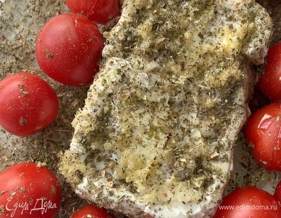Отдельно смешайте соль, перец, орегано, майоран, итальянские травы и щедро посыпьте ими сыр и томаты. Сверху полейте все маслом. Запекайте в разогретой духовке при 200°C 25 минут.
