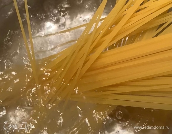 Пока запекаются фета и черри, отварите пасту в подсоленной кипящей воде до состояния альденте.