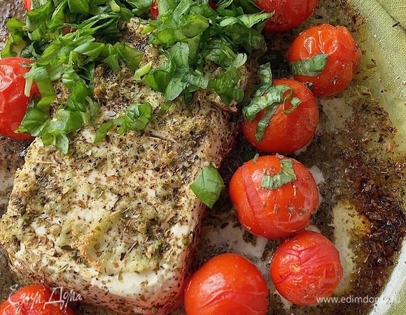 Достаньте фету и черри из духовки, добавьте часть мелко нарезанного базилика и пасту, хорошо перемешайте.