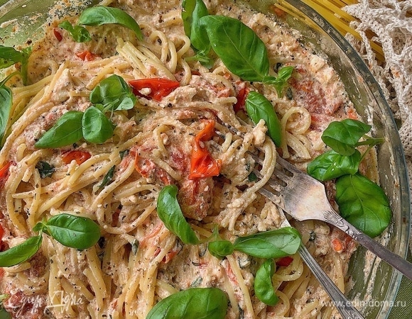 Оставьте одну веточку базилика для украшения. Ешьте «фетапасту» горячей. Приятного аппетита!