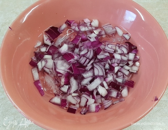 Лук мелко нарезать и положить в ледяную воду.