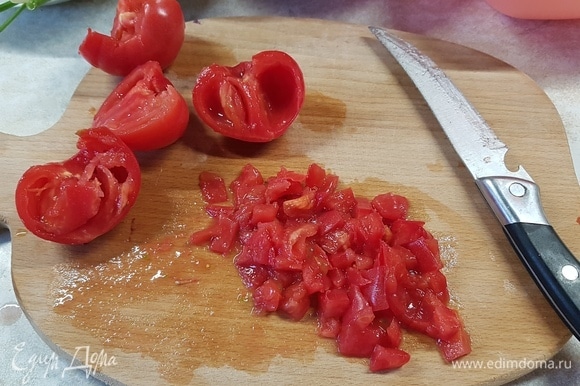 У помидоров удалить сердцевину. Мякоть мелко нарезать.