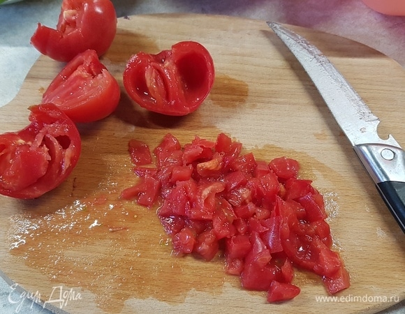 У помидоров удалить сердцевину. Мякоть мелко нарезать.