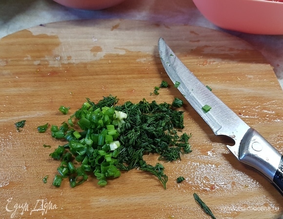 Зелень укропа и зеленый лук тоже нарезать мелко.