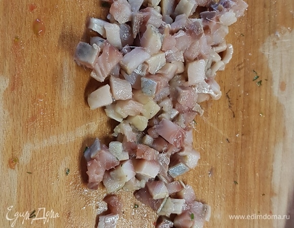 Филе сельди — мелким кубиком.