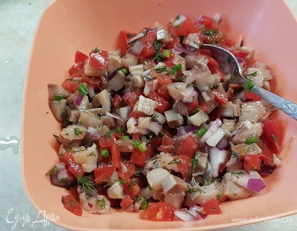С лука слить воду. Смешать все ингредиенты. Заправить маслом, поперчить и посолить по вкусу. Поставить в холодильник охлаждаться на 30 минут. Подавать лучше всего с тостами.