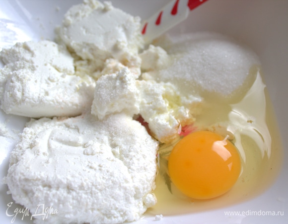 Творог смешать с сахаром, ванилью и яйцом.