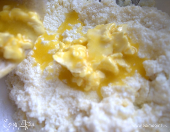 Влить растопленное масло.