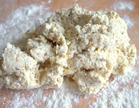 Перенести тесто на стол с мукой.