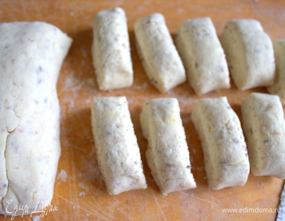 Скатать в колбаску, поделить на кусочки.