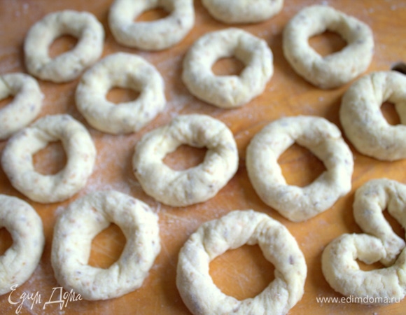 Слепить калачики.