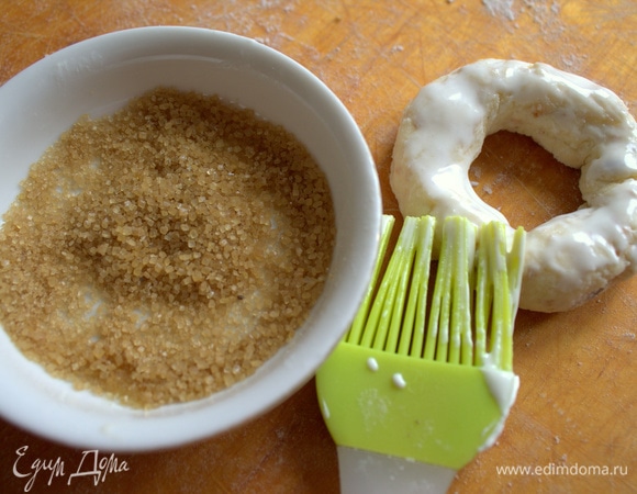 Смазать каждый молоком или сливками.