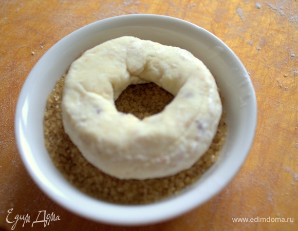 Обмакнуть в коричневый сахар.