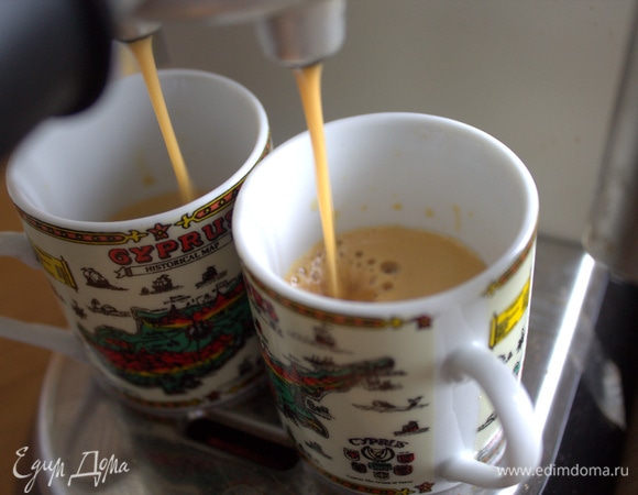 Заварить кофе.