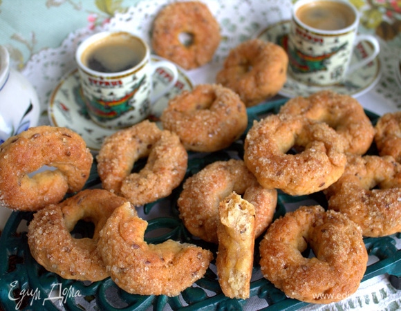 И подать кофе с миниатюрными калачиками.