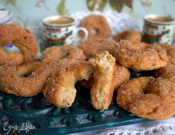 Калачики лучше хранить под крышкой, тогда они не зачерствеют.