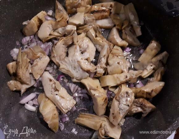 Очистите и нарежьте лук, слегка обжарьте его на масле. Затем добавьте артишоки и обжаривайте минут 5. Переложите все в комбайн и измельчите вместе со специями.