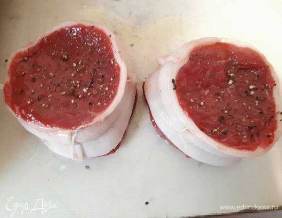 Вырезку разрежьте на две части. Смажьте оливковым маслом, натрите солью и перцем, обжарьте.