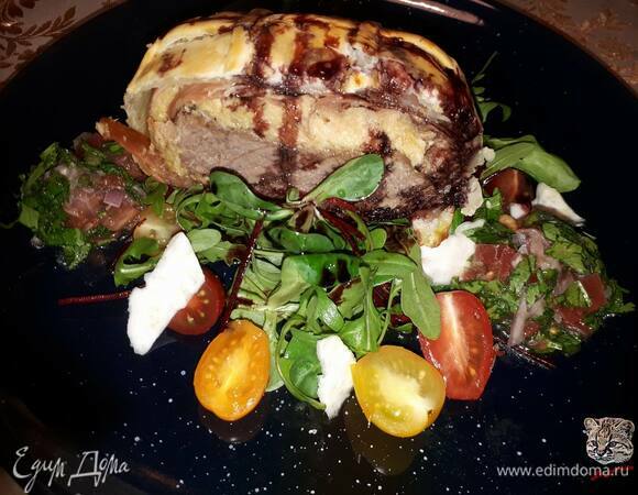 Запекайте в духовке, разогретой до 180°C, 20 минут. Подавайте с руколой и помидорами черри.