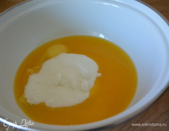 Добавить сахарный песок.