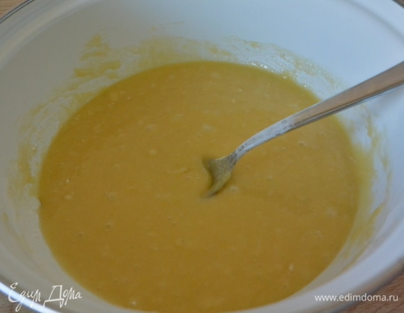 Все тщательно перемешать. Тесто получится по консистенции, как сметана.