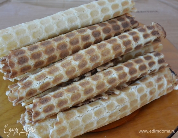 Испечь вафельные трубочки в вафельнице.