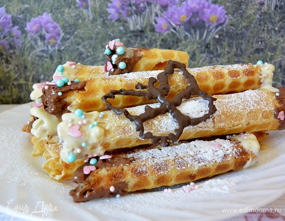 Посыпать сахарной пудрой и украсить декоративной посыпкой.