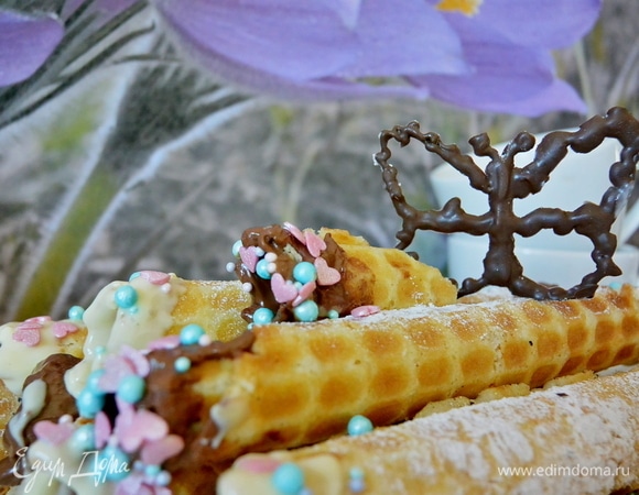 Из растопленного шоколада я сделала бабочку и украсила свои трубочки.