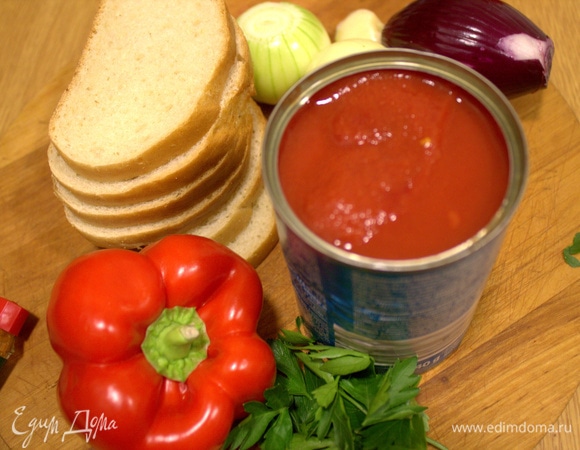 Продукты. Томаты в соку можно использовать целиковые или уже нарезанные, без разницы. Мы держим в запасе оба варианта. Банки по 400 г.