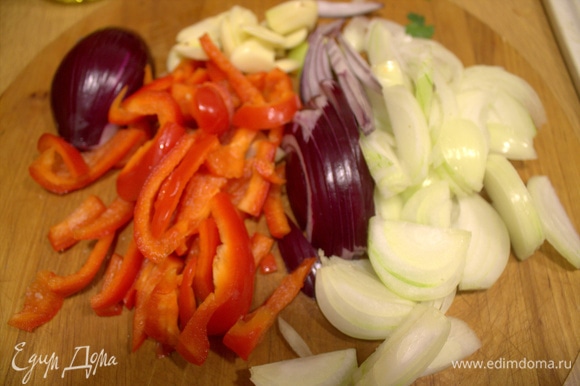 Овощи произвольно нарезать. Морковь натереть.