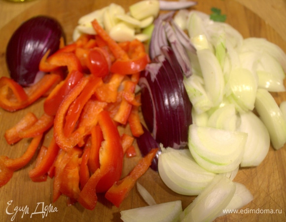 Овощи произвольно нарезать. Морковь натереть.