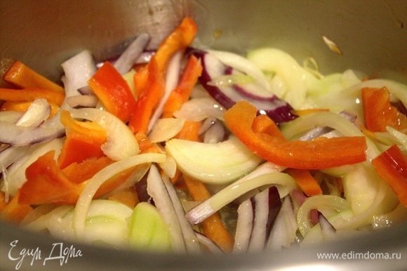 Нагреть масло в кастрюле с толстым дном и высыпать туда овощи, пока без моркови.