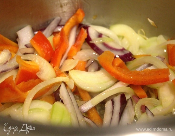 Нагреть масло в кастрюле с толстым дном и высыпать туда овощи, пока без моркови.